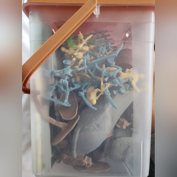 90PCS Pirate Toy Set, 2 Colors Pirate and Skeleton Warriors Figures - Picture 7 of 9